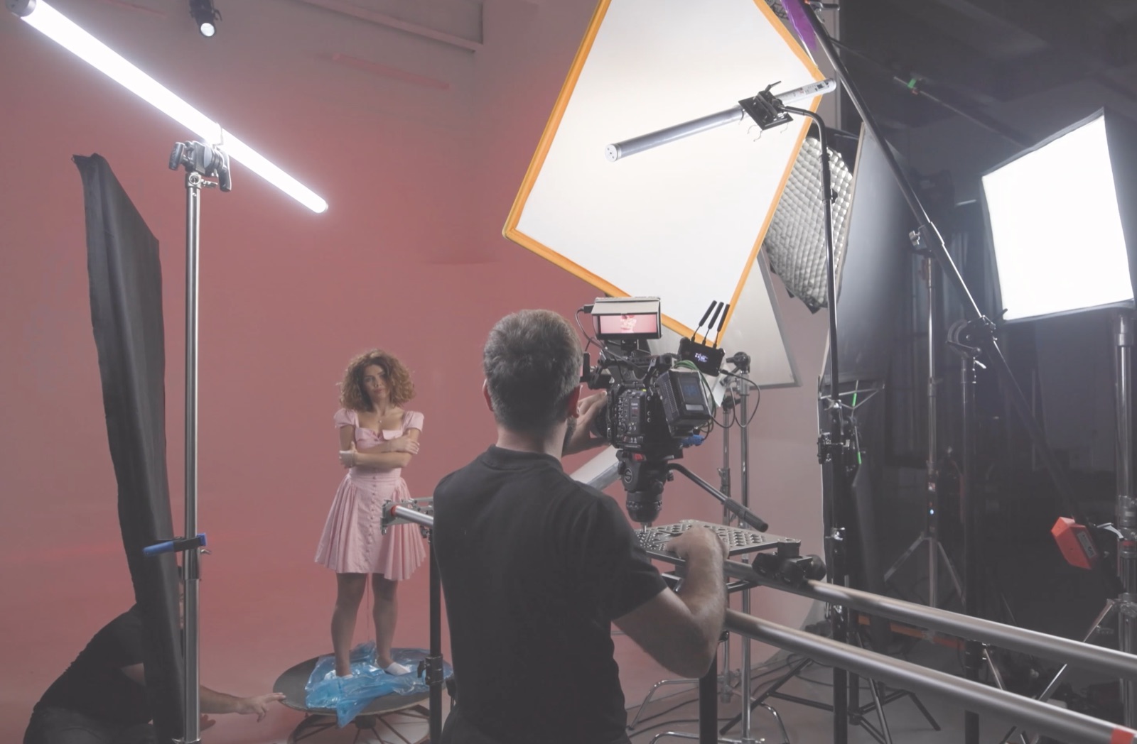 Оператор снимает на камеру Canon cinema в студии