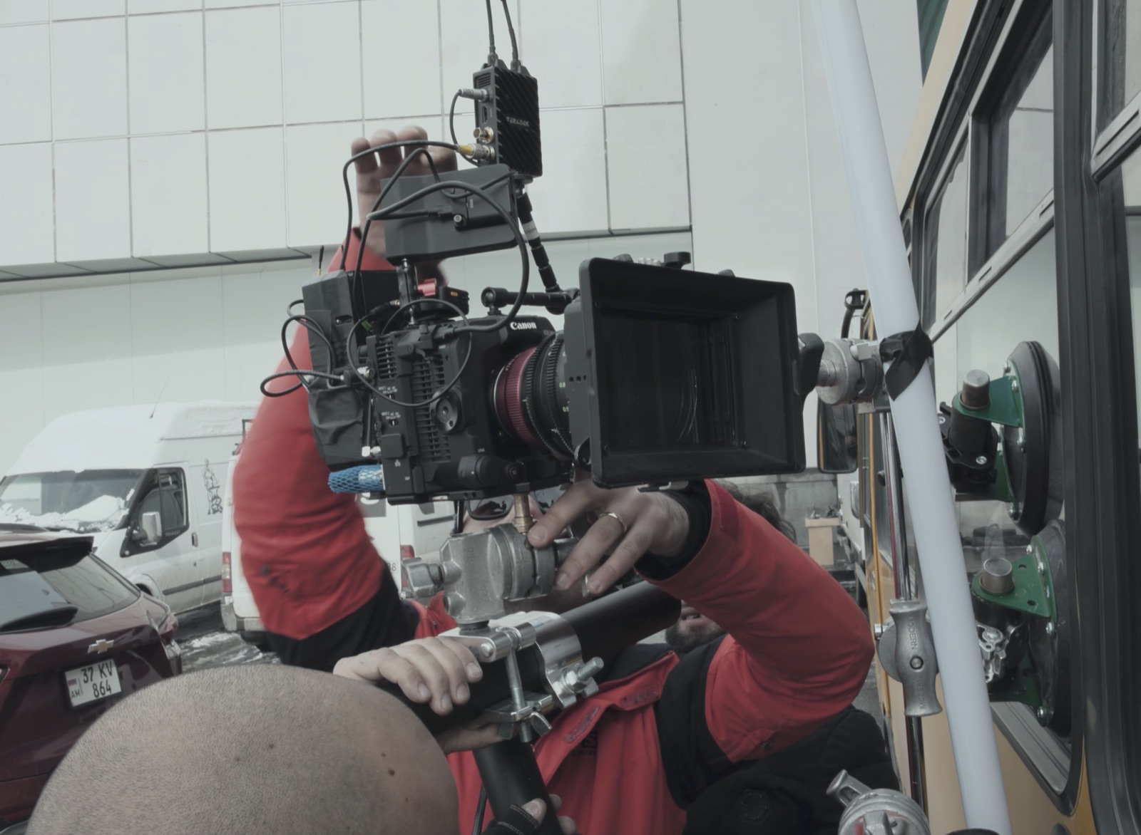 Камера Canon cinema с кинооптикой на натурной съёмке